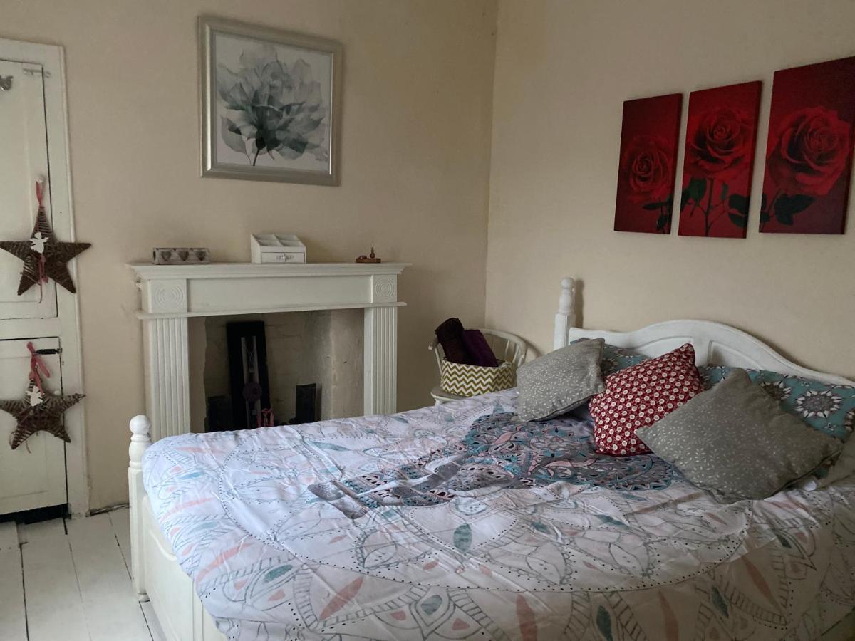 Stunning 2-Bed Apartment Above Schooners Bar Neath Εξωτερικό φωτογραφία