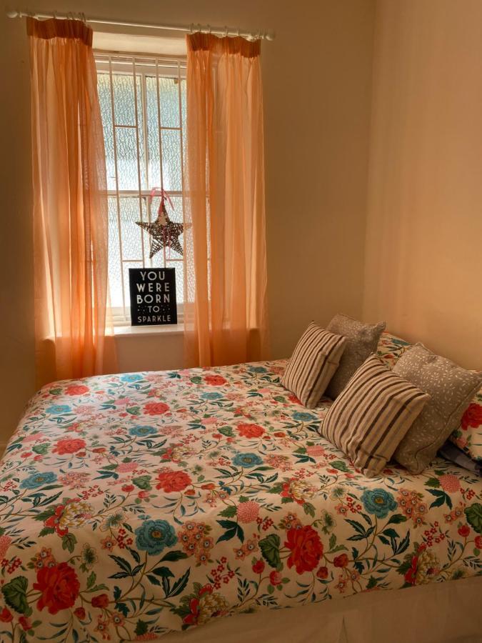 Stunning 2-Bed Apartment Above Schooners Bar Neath Εξωτερικό φωτογραφία