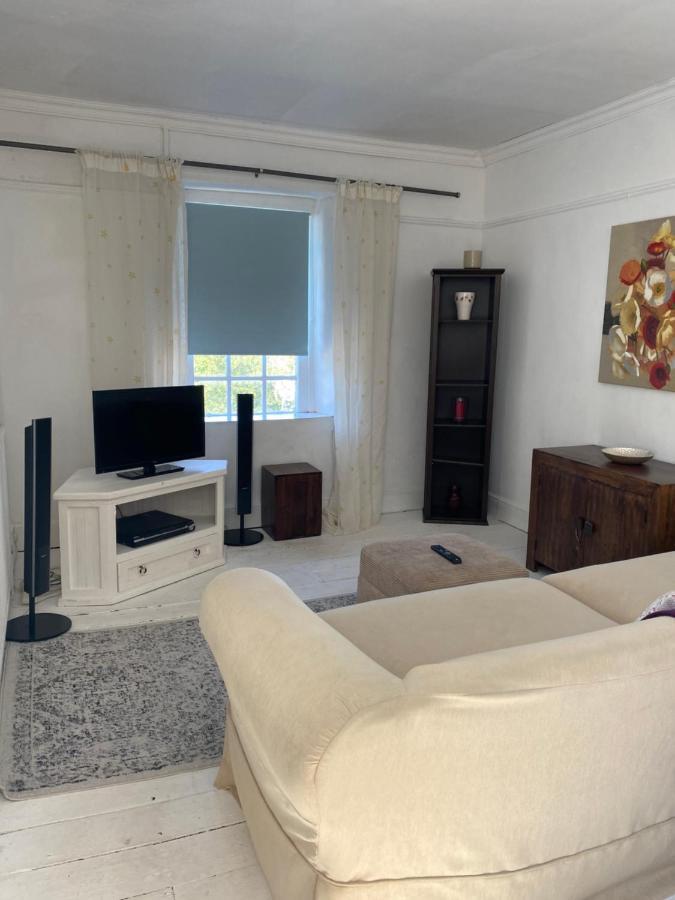 Stunning 2-Bed Apartment Above Schooners Bar Neath Εξωτερικό φωτογραφία
