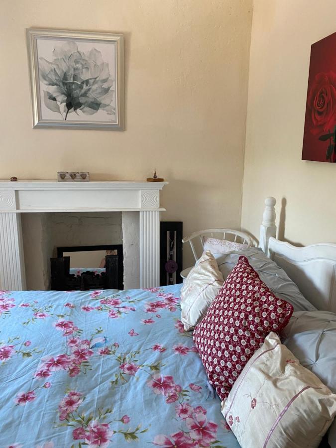 Stunning 2-Bed Apartment Above Schooners Bar Neath Εξωτερικό φωτογραφία