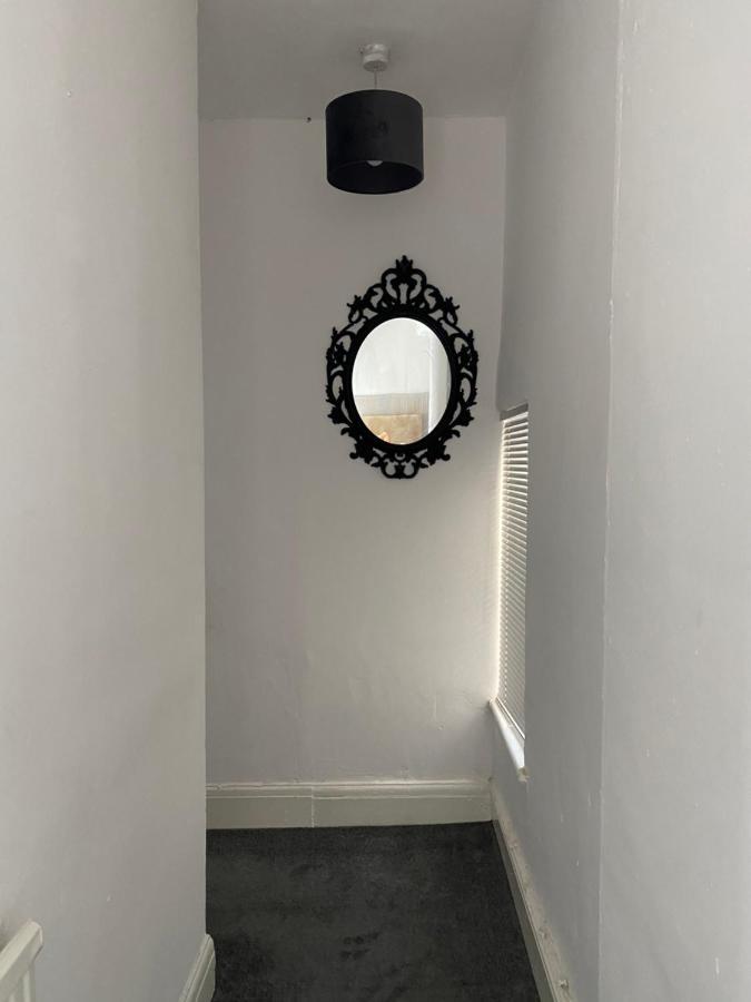 Stunning 2-Bed Apartment Above Schooners Bar Neath Εξωτερικό φωτογραφία