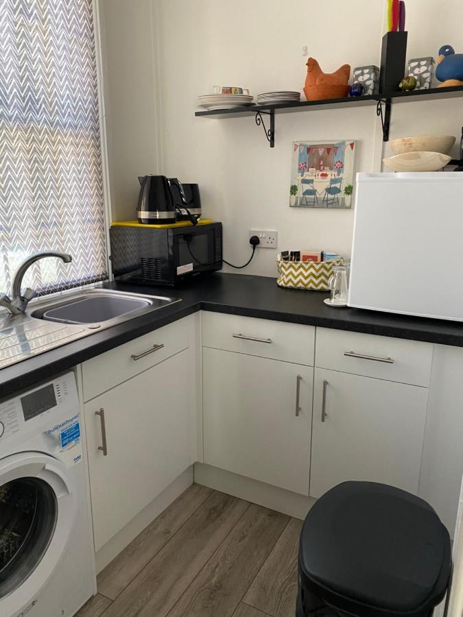 Stunning 2-Bed Apartment Above Schooners Bar Neath Εξωτερικό φωτογραφία