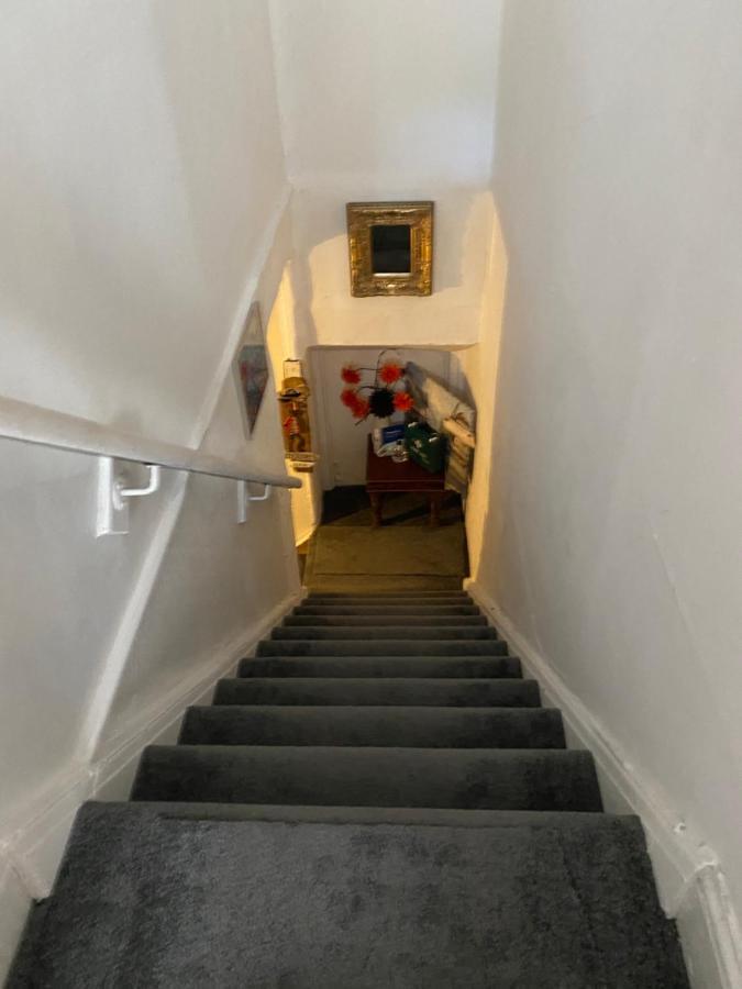 Stunning 2-Bed Apartment Above Schooners Bar Neath Εξωτερικό φωτογραφία