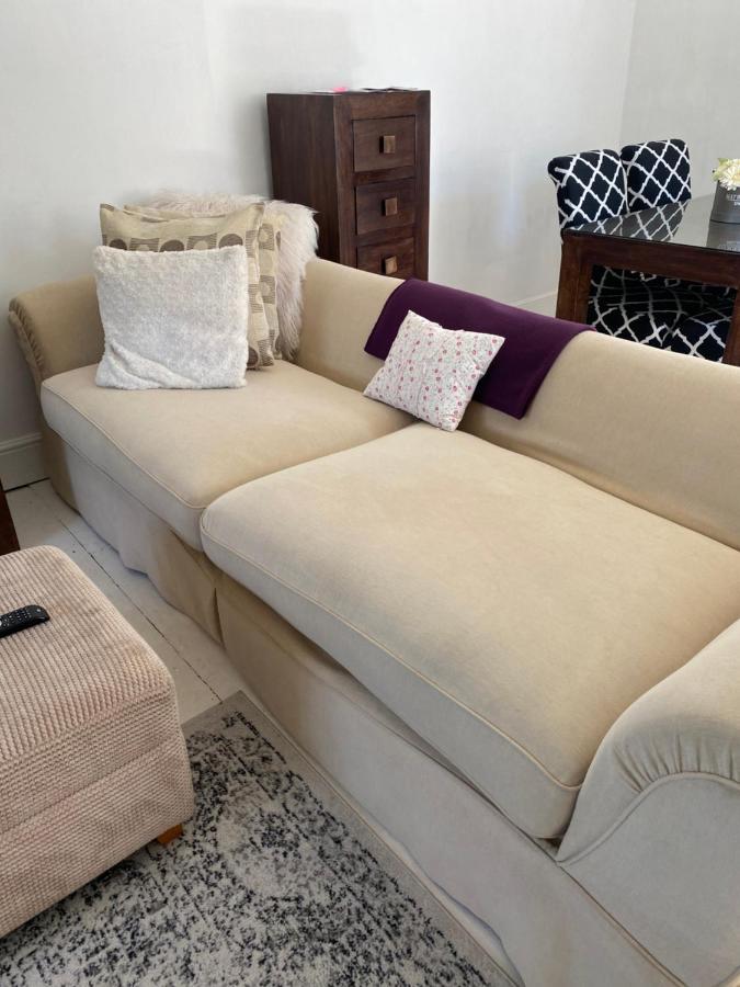 Stunning 2-Bed Apartment Above Schooners Bar Neath Εξωτερικό φωτογραφία