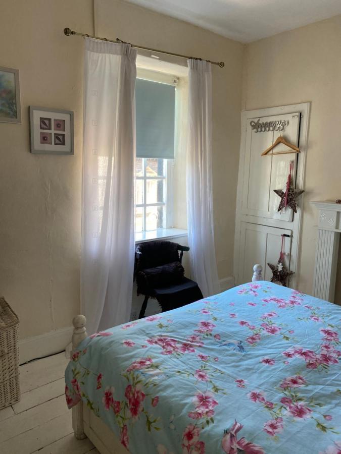 Stunning 2-Bed Apartment Above Schooners Bar Neath Εξωτερικό φωτογραφία